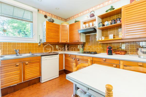 🏡 ANTONY CENTRE-VILLE – SUPERBE MAISON MEULIÈRE DE 163 m² AVEC JARDIN 🌳

📍 Emplacement exceptionnel ! À seulement 2 minutes à pied du centre-ville d'Antony, des commerces, des transports et des écoles, découvrez cette charmante maison meulière familiale de 163 m², édifiée sur une belle parcelle de 478 m².

✨ Alliant le charme de l'ancien et de beaux volumes, cette propriété se compose de :

🔹 Rez-de-chaussée

Belle entrée accueillante
. Salon lumineux
.  Salle à manger conviviale
.  Cuisine indépendante
. WC séparés
.  Buanderie
.  Accès à un sous-sol d'environ 40 m²

🔹 1er étage

.  3 chambres
.  Salle de bains avec WC

🔹 2e étage

.  3 chambres supplémentaires
. Salle d'eau

🌳 Extérieurs

Agréable jardin sur une parcelle de 478 m²
🚗🚗 Stationnement privatif pour 2 véhicules en enfilade

⭐ Les atouts de cette maison
✅ Emplacement recherché en plein centre-ville
✅ Maison meulière pleine de caractère et d'authenticité
✅ 6 chambres 
✅ Sous-sol de 40 m² offrant de nombreux espaces de rangement
✅ Jardin agréable et facile d'entretien
✅ Écoles, commerces et transports accessibles à pied

💙 Une maison rare sur le marché, offrant un cadre de vie privilégié au cœur d'Antony.