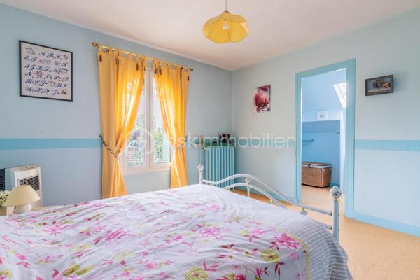 🏡 ANTONY CENTRE-VILLE – SUPERBE MAISON MEULIÈRE DE 163 m² AVEC JARDIN 🌳

📍 Emplacement exceptionnel ! À seulement 2 minutes à pied du centre-ville d'Antony, des commerces, des transports et des écoles, découvrez cette charmante maison meulière familiale de 163 m², édifiée sur une belle parcelle de 478 m².

✨ Alliant le charme de l'ancien et de beaux volumes, cette propriété se compose de :

🔹 Rez-de-chaussée

Belle entrée accueillante
. Salon lumineux
.  Salle à manger conviviale
.  Cuisine indépendante
. WC séparés
.  Buanderie
.  Accès à un sous-sol d'environ 40 m²

🔹 1er étage

.  3 chambres
.  Salle de bains avec WC

🔹 2e étage

.  3 chambres supplémentaires
. Salle d'eau

🌳 Extérieurs

Agréable jardin sur une parcelle de 478 m²
🚗🚗 Stationnement privatif pour 2 véhicules en enfilade

⭐ Les atouts de cette maison
✅ Emplacement recherché en plein centre-ville
✅ Maison meulière pleine de caractère et d'authenticité
✅ 6 chambres 
✅ Sous-sol de 40 m² offrant de nombreux espaces de rangement
✅ Jardin agréable et facile d'entretien
✅ Écoles, commerces et transports accessibles à pied

💙 Une maison rare sur le marché, offrant un cadre de vie privilégié au cœur d'Antony.