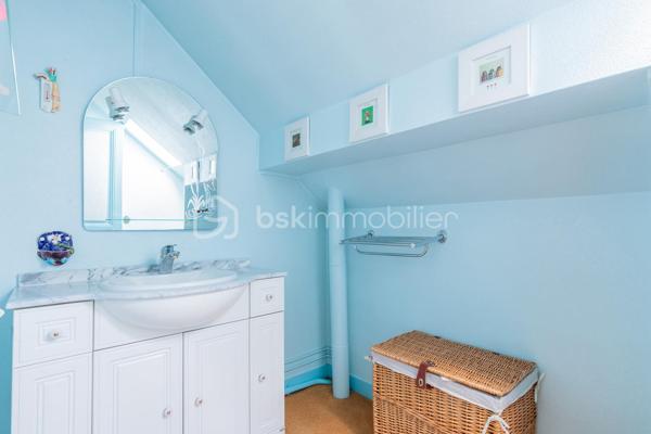 🏡 ANTONY CENTRE-VILLE – SUPERBE MAISON MEULIÈRE DE 163 m² AVEC JARDIN 🌳

📍 Emplacement exceptionnel ! À seulement 2 minutes à pied du centre-ville d'Antony, des commerces, des transports et des écoles, découvrez cette charmante maison meulière familiale de 163 m², édifiée sur une belle parcelle de 478 m².

✨ Alliant le charme de l'ancien et de beaux volumes, cette propriété se compose de :

🔹 Rez-de-chaussée

Belle entrée accueillante
. Salon lumineux
.  Salle à manger conviviale
.  Cuisine indépendante
. WC séparés
.  Buanderie
.  Accès à un sous-sol d'environ 40 m²

🔹 1er étage

.  3 chambres
.  Salle de bains avec WC

🔹 2e étage

.  3 chambres supplémentaires
. Salle d'eau

🌳 Extérieurs

Agréable jardin sur une parcelle de 478 m²
🚗🚗 Stationnement privatif pour 2 véhicules en enfilade

⭐ Les atouts de cette maison
✅ Emplacement recherché en plein centre-ville
✅ Maison meulière pleine de caractère et d'authenticité
✅ 6 chambres 
✅ Sous-sol de 40 m² offrant de nombreux espaces de rangement
✅ Jardin agréable et facile d'entretien
✅ Écoles, commerces et transports accessibles à pied

💙 Une maison rare sur le marché, offrant un cadre de vie privilégié au cœur d'Antony.
