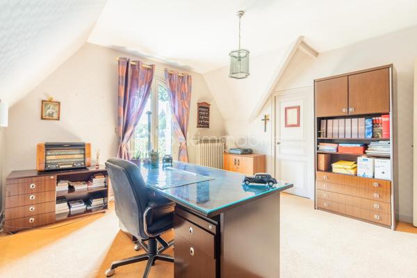 🏡 ANTONY CENTRE-VILLE – SUPERBE MAISON MEULIÈRE DE 163 m² AVEC JARDIN 🌳

📍 Emplacement exceptionnel ! À seulement 2 minutes à pied du centre-ville d'Antony, des commerces, des transports et des écoles, découvrez cette charmante maison meulière familiale de 163 m², édifiée sur une belle parcelle de 478 m².

✨ Alliant le charme de l'ancien et de beaux volumes, cette propriété se compose de :

🔹 Rez-de-chaussée

Belle entrée accueillante
. Salon lumineux
.  Salle à manger conviviale
.  Cuisine indépendante
. WC séparés
.  Buanderie
.  Accès à un sous-sol d'environ 40 m²

🔹 1er étage

.  3 chambres
.  Salle de bains avec WC

🔹 2e étage

.  3 chambres supplémentaires
. Salle d'eau

🌳 Extérieurs

Agréable jardin sur une parcelle de 478 m²
🚗🚗 Stationnement privatif pour 2 véhicules en enfilade

⭐ Les atouts de cette maison
✅ Emplacement recherché en plein centre-ville
✅ Maison meulière pleine de caractère et d'authenticité
✅ 6 chambres 
✅ Sous-sol de 40 m² offrant de nombreux espaces de rangement
✅ Jardin agréable et facile d'entretien
✅ Écoles, commerces et transports accessibles à pied

💙 Une maison rare sur le marché, offrant un cadre de vie privilégié au cœur d'Antony.