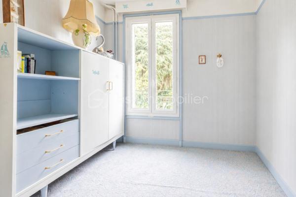 🏡 ANTONY CENTRE-VILLE – SUPERBE MAISON MEULIÈRE DE 163 m² AVEC JARDIN 🌳

📍 Emplacement exceptionnel ! À seulement 2 minutes à pied du centre-ville d'Antony, des commerces, des transports et des écoles, découvrez cette charmante maison meulière familiale de 163 m², édifiée sur une belle parcelle de 478 m².

✨ Alliant le charme de l'ancien et de beaux volumes, cette propriété se compose de :

🔹 Rez-de-chaussée

Belle entrée accueillante
. Salon lumineux
.  Salle à manger conviviale
.  Cuisine indépendante
. WC séparés
.  Buanderie
.  Accès à un sous-sol d'environ 40 m²

🔹 1er étage

.  3 chambres
.  Salle de bains avec WC

🔹 2e étage

.  3 chambres supplémentaires
. Salle d'eau

🌳 Extérieurs

Agréable jardin sur une parcelle de 478 m²
🚗🚗 Stationnement privatif pour 2 véhicules en enfilade

⭐ Les atouts de cette maison
✅ Emplacement recherché en plein centre-ville
✅ Maison meulière pleine de caractère et d'authenticité
✅ 6 chambres 
✅ Sous-sol de 40 m² offrant de nombreux espaces de rangement
✅ Jardin agréable et facile d'entretien
✅ Écoles, commerces et transports accessibles à pied

💙 Une maison rare sur le marché, offrant un cadre de vie privilégié au cœur d'Antony.