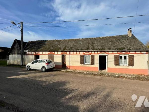 Maison de plain-pied à rénover comprenant ; cuisine, salon, salle à manger, bureau, une chambre...