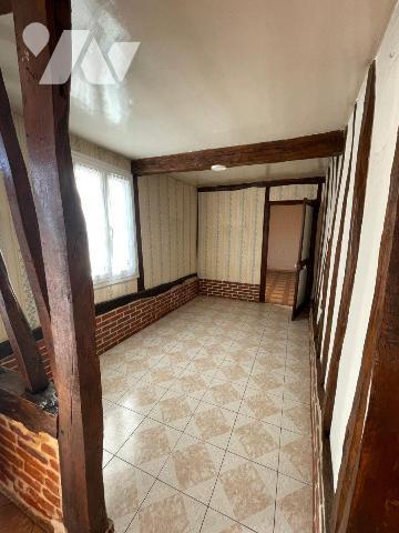 Maison de plain-pied à rénover comprenant ; cuisine, salon, salle à manger, bureau, une chambre...