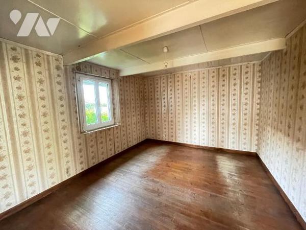 Maison de plain-pied à rénover comprenant ; cuisine, salon, salle à manger, bureau, une chambre...