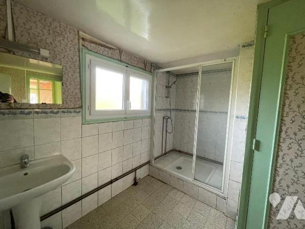 Maison de plain-pied à rénover comprenant ; cuisine, salon, salle à manger, bureau, une chambre...