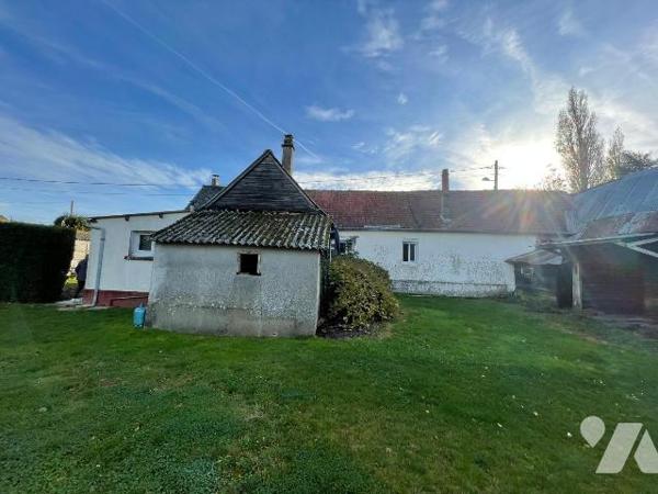 Maison de plain-pied à rénover comprenant ; cuisine, salon, salle à manger, bureau, une chambre...