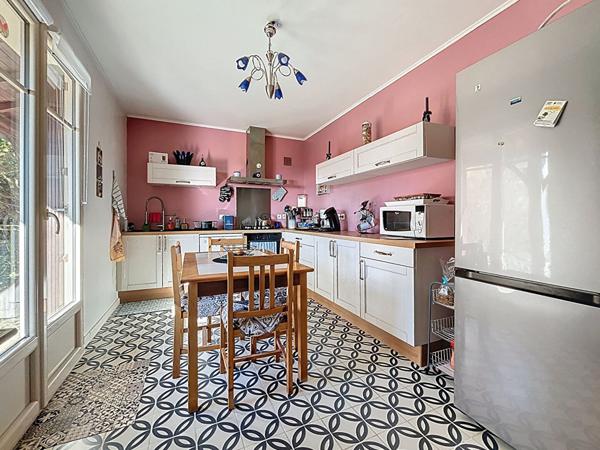 Maison à vendre Donzenac - Vue imprenable - 120 m2 Habitable - 3 Chambres - Sous-sol complet - Buanderie, Bureau - Terrain 600 m2