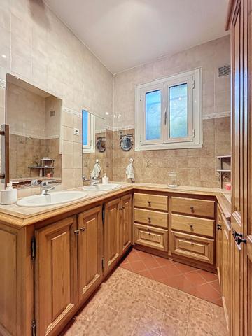 Maison à vendre Donzenac - Vue imprenable - 120 m2 Habitable - 3 Chambres - Sous-sol complet - Buanderie, Bureau - Terrain 600 m2