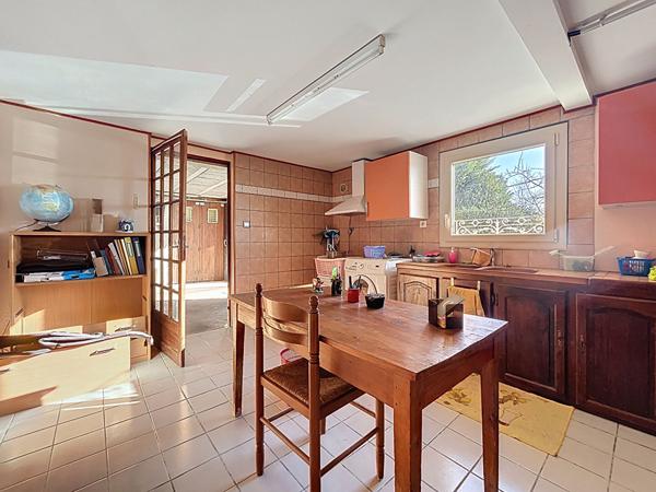 Maison à vendre Donzenac - Vue imprenable - 120 m2 Habitable - 3 Chambres - Sous-sol complet - Buanderie, Bureau - Terrain 600 m2