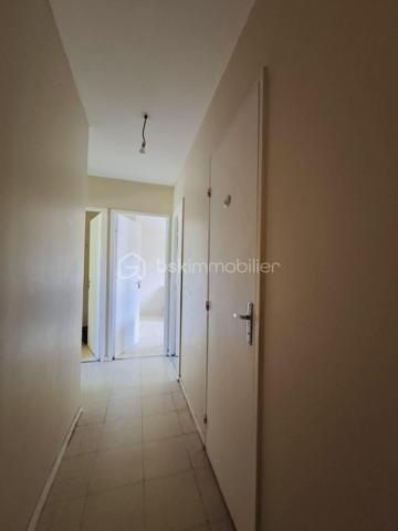 Rentrée est souvent synonyme d'opportunité : 

À quelques minutes du célèbre village des peintres de Barbizon (2 km) & de Fontainebleau (11 km), je suis ravie de vous proposer cette maison familiale de 117 m2  qui bénéficie d’un cadre de vie particulièrement privilégié.

Située dans un secteur résidentiel calme & recherché, cette maison de 130 m² au sol est implantée sur un terrain de 600 m² et propose 6 pièces offrant de nombreuses possibilités pour aménager votre futur intérieur.

Des travaux de rénovation sont à prévoir certes, mais ils permettront de donner une nouvelle âme et d' écrire un nouveau chapitre à son histoire...

Une belle adresse, un beau potentiel, et surtout…Une opportunité à ne pas manquer !!

Votre budget est déjà étudié ? N'hésitez pas à me contacter, je vous donnerai tous les détails & nous pourrons ainsi organiser une visite.

Portez vous bien & belle rentrée à tous !