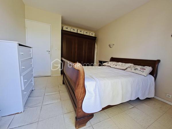 Rentrée est souvent synonyme d'opportunité : 

À quelques minutes du célèbre village des peintres de Barbizon (2 km) & de Fontainebleau (11 km), je suis ravie de vous proposer cette maison familiale de 117 m2  qui bénéficie d’un cadre de vie particulièrement privilégié.

Située dans un secteur résidentiel calme & recherché, cette maison de 130 m² au sol est implantée sur un terrain de 600 m² et propose 6 pièces offrant de nombreuses possibilités pour aménager votre futur intérieur.

Des travaux de rénovation sont à prévoir certes, mais ils permettront de donner une nouvelle âme et d' écrire un nouveau chapitre à son histoire...

Une belle adresse, un beau potentiel, et surtout…Une opportunité à ne pas manquer !!

Votre budget est déjà étudié ? N'hésitez pas à me contacter, je vous donnerai tous les détails & nous pourrons ainsi organiser une visite.

Portez vous bien & belle rentrée à tous !