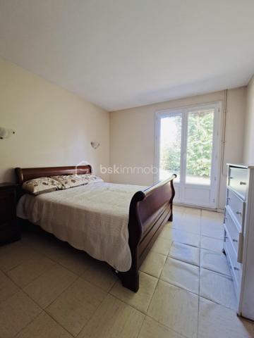Rentrée est souvent synonyme d'opportunité : 

À quelques minutes du célèbre village des peintres de Barbizon (2 km) & de Fontainebleau (11 km), je suis ravie de vous proposer cette maison familiale de 117 m2  qui bénéficie d’un cadre de vie particulièrement privilégié.

Située dans un secteur résidentiel calme & recherché, cette maison de 130 m² au sol est implantée sur un terrain de 600 m² et propose 6 pièces offrant de nombreuses possibilités pour aménager votre futur intérieur.

Des travaux de rénovation sont à prévoir certes, mais ils permettront de donner une nouvelle âme et d' écrire un nouveau chapitre à son histoire...

Une belle adresse, un beau potentiel, et surtout…Une opportunité à ne pas manquer !!

Votre budget est déjà étudié ? N'hésitez pas à me contacter, je vous donnerai tous les détails & nous pourrons ainsi organiser une visite.

Portez vous bien & belle rentrée à tous !