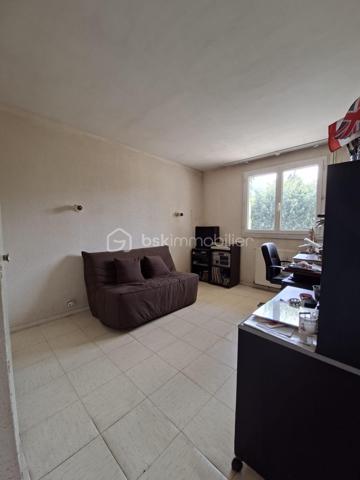 Rentrée est souvent synonyme d'opportunité : 

À quelques minutes du célèbre village des peintres de Barbizon (2 km) & de Fontainebleau (11 km), je suis ravie de vous proposer cette maison familiale de 117 m2  qui bénéficie d’un cadre de vie particulièrement privilégié.

Située dans un secteur résidentiel calme & recherché, cette maison de 130 m² au sol est implantée sur un terrain de 600 m² et propose 6 pièces offrant de nombreuses possibilités pour aménager votre futur intérieur.

Des travaux de rénovation sont à prévoir certes, mais ils permettront de donner une nouvelle âme et d' écrire un nouveau chapitre à son histoire...

Une belle adresse, un beau potentiel, et surtout…Une opportunité à ne pas manquer !!

Votre budget est déjà étudié ? N'hésitez pas à me contacter, je vous donnerai tous les détails & nous pourrons ainsi organiser une visite.

Portez vous bien & belle rentrée à tous !