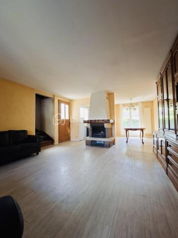 Rentrée est souvent synonyme d'opportunité : 

À quelques minutes du célèbre village des peintres de Barbizon (2 km) & de Fontainebleau (11 km), je suis ravie de vous proposer cette maison familiale de 117 m2  qui bénéficie d’un cadre de vie particulièrement privilégié.

Située dans un secteur résidentiel calme & recherché, cette maison de 130 m² au sol est implantée sur un terrain de 600 m² et propose 6 pièces offrant de nombreuses possibilités pour aménager votre futur intérieur.

Des travaux de rénovation sont à prévoir certes, mais ils permettront de donner une nouvelle âme et d' écrire un nouveau chapitre à son histoire...

Une belle adresse, un beau potentiel, et surtout…Une opportunité à ne pas manquer !!

Votre budget est déjà étudié ? N'hésitez pas à me contacter, je vous donnerai tous les détails & nous pourrons ainsi organiser une visite.

Portez vous bien & belle rentrée à tous !