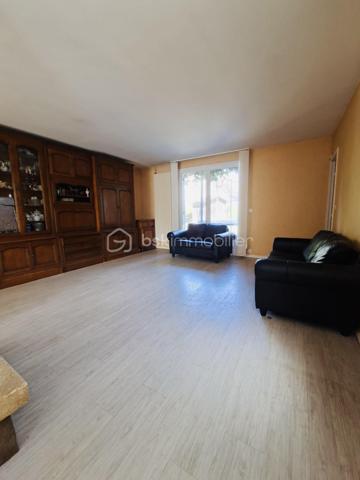 Rentrée est souvent synonyme d'opportunité : 

À quelques minutes du célèbre village des peintres de Barbizon (2 km) & de Fontainebleau (11 km), je suis ravie de vous proposer cette maison familiale de 117 m2  qui bénéficie d’un cadre de vie particulièrement privilégié.

Située dans un secteur résidentiel calme & recherché, cette maison de 130 m² au sol est implantée sur un terrain de 600 m² et propose 6 pièces offrant de nombreuses possibilités pour aménager votre futur intérieur.

Des travaux de rénovation sont à prévoir certes, mais ils permettront de donner une nouvelle âme et d' écrire un nouveau chapitre à son histoire...

Une belle adresse, un beau potentiel, et surtout…Une opportunité à ne pas manquer !!

Votre budget est déjà étudié ? N'hésitez pas à me contacter, je vous donnerai tous les détails & nous pourrons ainsi organiser une visite.

Portez vous bien & belle rentrée à tous !