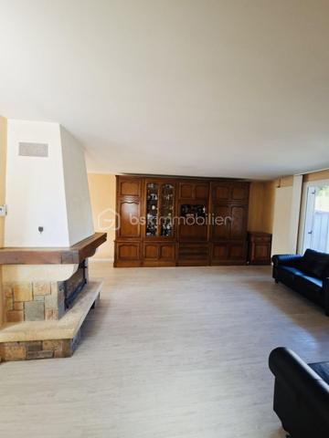Rentrée est souvent synonyme d'opportunité : 

À quelques minutes du célèbre village des peintres de Barbizon (2 km) & de Fontainebleau (11 km), je suis ravie de vous proposer cette maison familiale de 117 m2  qui bénéficie d’un cadre de vie particulièrement privilégié.

Située dans un secteur résidentiel calme & recherché, cette maison de 130 m² au sol est implantée sur un terrain de 600 m² et propose 6 pièces offrant de nombreuses possibilités pour aménager votre futur intérieur.

Des travaux de rénovation sont à prévoir certes, mais ils permettront de donner une nouvelle âme et d' écrire un nouveau chapitre à son histoire...

Une belle adresse, un beau potentiel, et surtout…Une opportunité à ne pas manquer !!

Votre budget est déjà étudié ? N'hésitez pas à me contacter, je vous donnerai tous les détails & nous pourrons ainsi organiser une visite.

Portez vous bien & belle rentrée à tous !