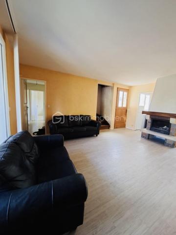 Rentrée est souvent synonyme d'opportunité : 

À quelques minutes du célèbre village des peintres de Barbizon (2 km) & de Fontainebleau (11 km), je suis ravie de vous proposer cette maison familiale de 117 m2  qui bénéficie d’un cadre de vie particulièrement privilégié.

Située dans un secteur résidentiel calme & recherché, cette maison de 130 m² au sol est implantée sur un terrain de 600 m² et propose 6 pièces offrant de nombreuses possibilités pour aménager votre futur intérieur.

Des travaux de rénovation sont à prévoir certes, mais ils permettront de donner une nouvelle âme et d' écrire un nouveau chapitre à son histoire...

Une belle adresse, un beau potentiel, et surtout…Une opportunité à ne pas manquer !!

Votre budget est déjà étudié ? N'hésitez pas à me contacter, je vous donnerai tous les détails & nous pourrons ainsi organiser une visite.

Portez vous bien & belle rentrée à tous !