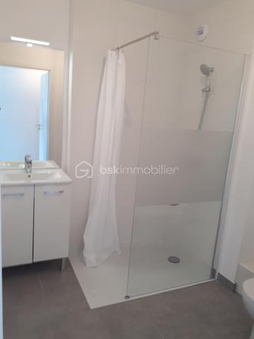 Nous vous présentons en exclusivité ce charmant studio vendu loué de 23 m², situé au premier étage d'une résidence récente (2017) de seulement trois étages, avec ascenseur, à proximité immédiate de la gare RER A de Boissy-Saint-Léger. (7/8 minutes à pieds)
Il se compose d'une pièce principale, d'une kitchenette bien agencée et d'une salle d'eau moderne.
La résidence bénéficie également d'une place de parking extérieure aux normes PMR. 
Idéal pour un premier achat ou un investissement locatif. 
Emplacement recherché, à deux pas des transports et de toutes les commodités !!!

Christophe 0767479023
Julien 0680347156