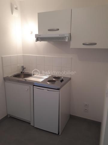 Nous vous présentons en exclusivité ce charmant studio vendu loué de 23 m², situé au premier étage d'une résidence récente (2017) de seulement trois étages, avec ascenseur, à proximité immédiate de la gare RER A de Boissy-Saint-Léger. (7/8 minutes à pieds)
Il se compose d'une pièce principale, d'une kitchenette bien agencée et d'une salle d'eau moderne.
La résidence bénéficie également d'une place de parking extérieure aux normes PMR. 
Idéal pour un premier achat ou un investissement locatif. 
Emplacement recherché, à deux pas des transports et de toutes les commodités !!!

Christophe 0767479023
Julien 0680347156