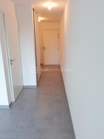 Nous vous présentons en exclusivité ce charmant studio vendu loué de 23 m², situé au premier étage d'une résidence récente (2017) de seulement trois étages, avec ascenseur, à proximité immédiate de la gare RER A de Boissy-Saint-Léger. (7/8 minutes à pieds)
Il se compose d'une pièce principale, d'une kitchenette bien agencée et d'une salle d'eau moderne.
La résidence bénéficie également d'une place de parking extérieure aux normes PMR. 
Idéal pour un premier achat ou un investissement locatif. 
Emplacement recherché, à deux pas des transports et de toutes les commodités !!!

Christophe 0767479023
Julien 0680347156