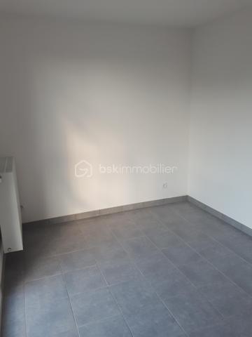 Nous vous présentons en exclusivité ce charmant studio vendu loué de 23 m², situé au premier étage d'une résidence récente (2017) de seulement trois étages, avec ascenseur, à proximité immédiate de la gare RER A de Boissy-Saint-Léger. (7/8 minutes à pieds)
Il se compose d'une pièce principale, d'une kitchenette bien agencée et d'une salle d'eau moderne.
La résidence bénéficie également d'une place de parking extérieure aux normes PMR. 
Idéal pour un premier achat ou un investissement locatif. 
Emplacement recherché, à deux pas des transports et de toutes les commodités !!!

Christophe 0767479023
Julien 0680347156