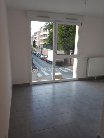 Nous vous présentons en exclusivité ce charmant studio vendu loué de 23 m², situé au premier étage d'une résidence récente (2017) de seulement trois étages, avec ascenseur, à proximité immédiate de la gare RER A de Boissy-Saint-Léger. (7/8 minutes à pieds)
Il se compose d'une pièce principale, d'une kitchenette bien agencée et d'une salle d'eau moderne.
La résidence bénéficie également d'une place de parking extérieure aux normes PMR. 
Idéal pour un premier achat ou un investissement locatif. 
Emplacement recherché, à deux pas des transports et de toutes les commodités !!!

Christophe 0767479023
Julien 0680347156