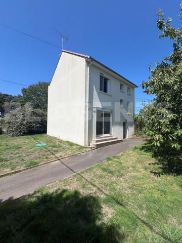 A Pontchâteau, venez découvrir cette maison familiale aux beaux volumes avec grand garage et cet agr