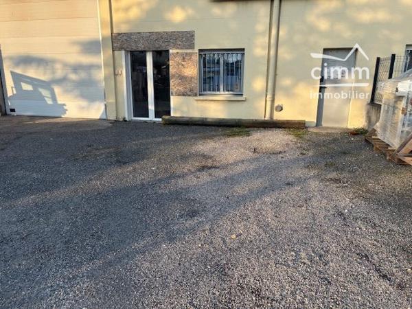 ENTREPÔT / LOCAL Artisanal de 840 m² + Aire de Stationnement de 450 m² à Vendre sur la commune de TULLINS !