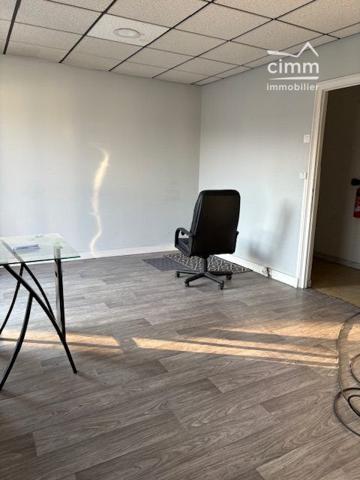 ENTREPÔT / LOCAL Artisanal de 840 m² + Aire de Stationnement de 450 m² à Vendre sur la commune de TULLINS !