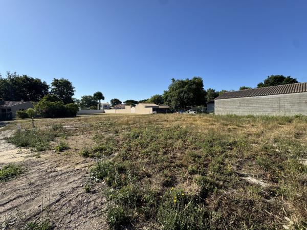 TERRAIN CONSTRUCTIBLE DE 464m² À ÉTAULES