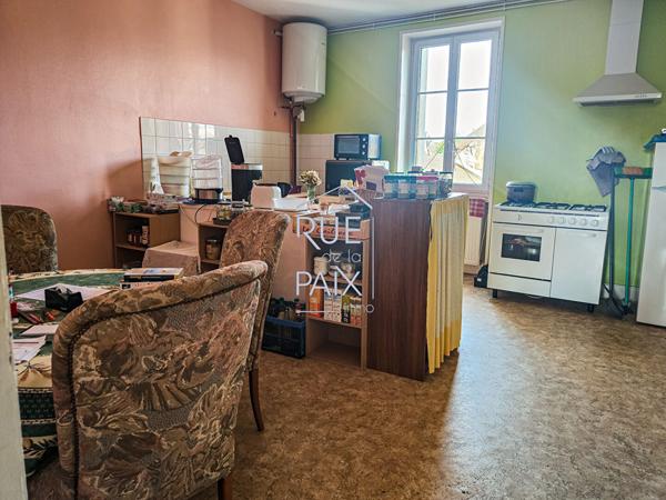 86230 SAINT GERVAIS LES TROIS CLOCHERS Immeuble Saint Gervais Les Trois Clochers Local + Appartement + dépendances