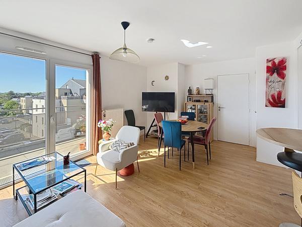 Appartement à vendre au dernier étage dans résidence récente avec grand balcon et box fermé