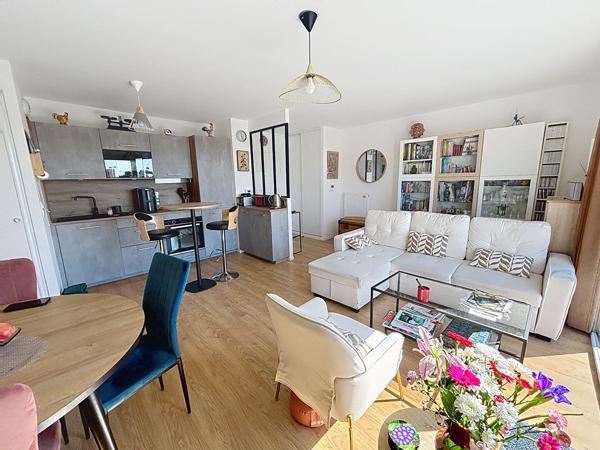 Appartement à vendre au dernier étage dans résidence récente avec grand balcon et box fermé
