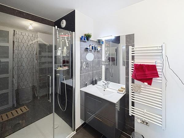 Appartement à vendre au dernier étage dans résidence récente avec grand balcon et box fermé