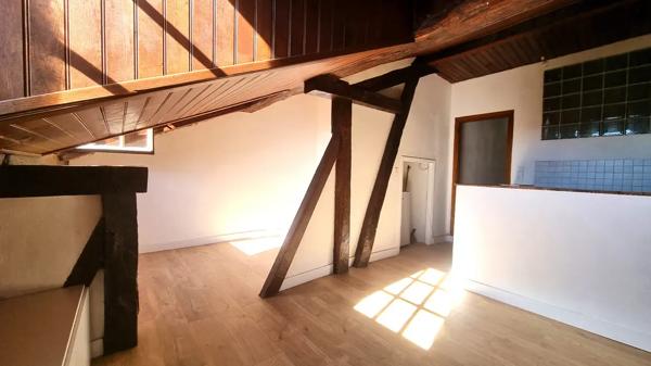 Studio Hyper centre - TRIBUNAL