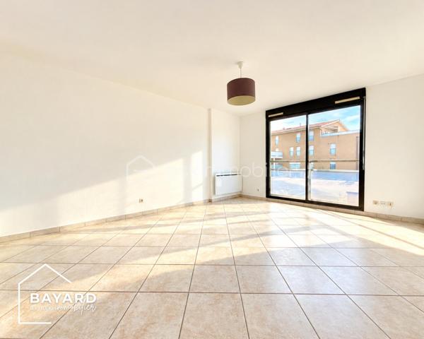 BAYARD IMMOBILIER vous invite à découvrir en exclusivité ce joli T2 lumineux bien agencé et sans vis-à-vis d’environ 50 m² situé au 1er étage, et au pied des commerces, écoles et transports.

Il se compose d'une belle entrée avec placard/cellier d’une pièce de vie exposée Sud d’environ 20 m² et d’une cuisine récente. Vous disposerez d’une chambre, d’une salle d’eau refaite et d’un toilette indépendant.

Le bien est vendu avec une place de parking privative avec accès sécurisé et d’une cave. Possibilité d’acquérir une seconde place de parking en sus du prix.

Les plus : la localisation avec la proximité de toute les commodités, l’absence de vis-à-vis, l’orientation, le bon entretien général du bien, les volets motorisés et fenêtres en double vitrage, DPE en D…

Une belle opportunité pour un premier achat, un nouveau projet ou un investisseur !