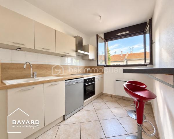 BAYARD IMMOBILIER vous invite à découvrir en exclusivité ce joli T2 lumineux bien agencé et sans vis-à-vis d’environ 50 m² situé au 1er étage, et au pied des commerces, écoles et transports.

Il se compose d'une belle entrée avec placard/cellier d’une pièce de vie exposée Sud d’environ 20 m² et d’une cuisine récente. Vous disposerez d’une chambre, d’une salle d’eau refaite et d’un toilette indépendant.

Le bien est vendu avec une place de parking privative avec accès sécurisé et d’une cave. Possibilité d’acquérir une seconde place de parking en sus du prix.

Les plus : la localisation avec la proximité de toute les commodités, l’absence de vis-à-vis, l’orientation, le bon entretien général du bien, les volets motorisés et fenêtres en double vitrage, DPE en D…

Une belle opportunité pour un premier achat, un nouveau projet ou un investisseur !