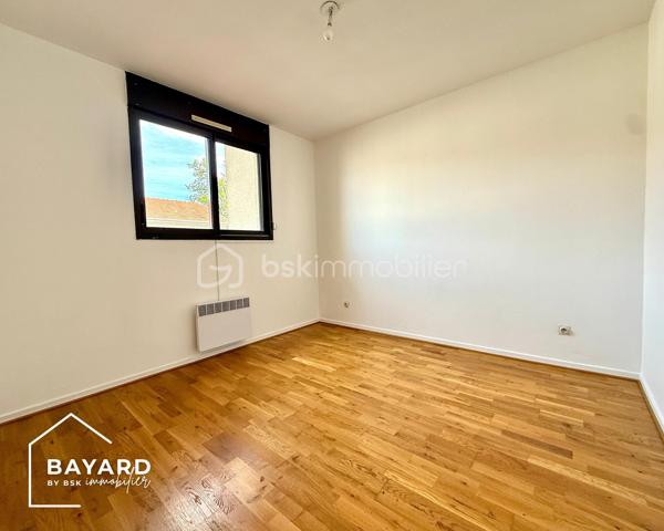 BAYARD IMMOBILIER vous invite à découvrir en exclusivité ce joli T2 lumineux bien agencé et sans vis-à-vis d’environ 50 m² situé au 1er étage, et au pied des commerces, écoles et transports.

Il se compose d'une belle entrée avec placard/cellier d’une pièce de vie exposée Sud d’environ 20 m² et d’une cuisine récente. Vous disposerez d’une chambre, d’une salle d’eau refaite et d’un toilette indépendant.

Le bien est vendu avec une place de parking privative avec accès sécurisé et d’une cave. Possibilité d’acquérir une seconde place de parking en sus du prix.

Les plus : la localisation avec la proximité de toute les commodités, l’absence de vis-à-vis, l’orientation, le bon entretien général du bien, les volets motorisés et fenêtres en double vitrage, DPE en D…

Une belle opportunité pour un premier achat, un nouveau projet ou un investisseur !