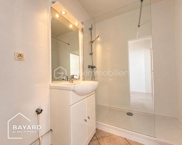 BAYARD IMMOBILIER vous invite à découvrir en exclusivité ce joli T2 lumineux bien agencé et sans vis-à-vis d’environ 50 m² situé au 1er étage, et au pied des commerces, écoles et transports.

Il se compose d'une belle entrée avec placard/cellier d’une pièce de vie exposée Sud d’environ 20 m² et d’une cuisine récente. Vous disposerez d’une chambre, d’une salle d’eau refaite et d’un toilette indépendant.

Le bien est vendu avec une place de parking privative avec accès sécurisé et d’une cave. Possibilité d’acquérir une seconde place de parking en sus du prix.

Les plus : la localisation avec la proximité de toute les commodités, l’absence de vis-à-vis, l’orientation, le bon entretien général du bien, les volets motorisés et fenêtres en double vitrage, DPE en D…

Une belle opportunité pour un premier achat, un nouveau projet ou un investisseur !