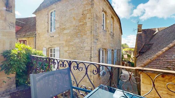 Appartement - Sarlat-la-caneda Sarlat-la-Canéda : Un décor de grand écran au cœur du Secteur Sauvegardé, appartement 1 chambre avec balcon