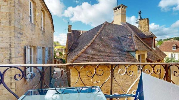 Appartement - Sarlat-la-caneda Sarlat-la-Canéda : Un décor de grand écran au cœur du Secteur Sauvegardé, appartement 1 chambre avec balcon