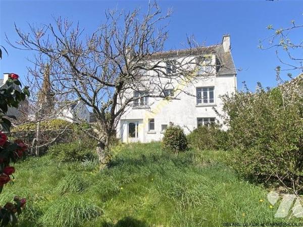 Maison en pierre de 1965 avec beau jardin plein Sud