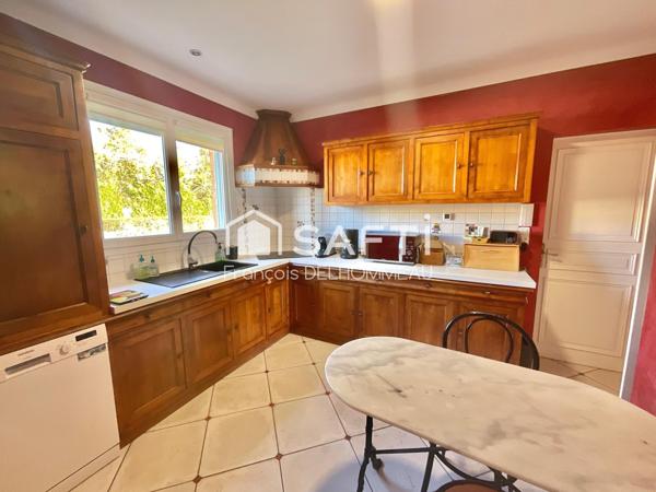 Maison avec préau de 100m2, 4 chambres sur un terrain de 570m2