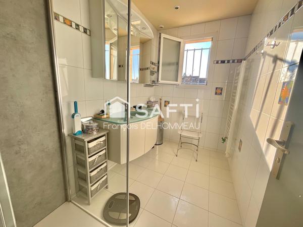 Maison avec préau de 100m2, 4 chambres sur un terrain de 570m2