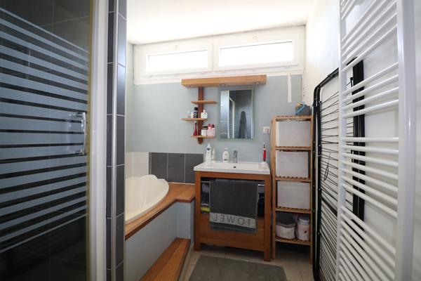 Dernier étage - 3 pièces 68 m² - Balcon Sud-Ouest - Ascenseur - Parking - Parfait état