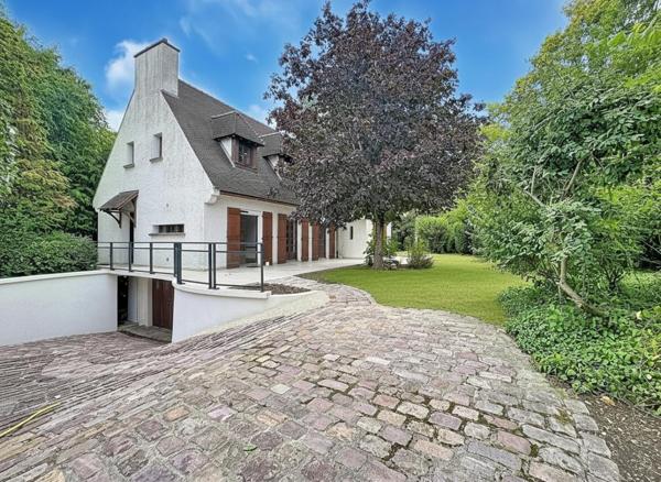 DOMAINE DE LA VALLÉE DE LA BIÈVRE  MAISON FAMILIALE EN LISIÈRE DE FORÊT, AU CALME ABSOLU