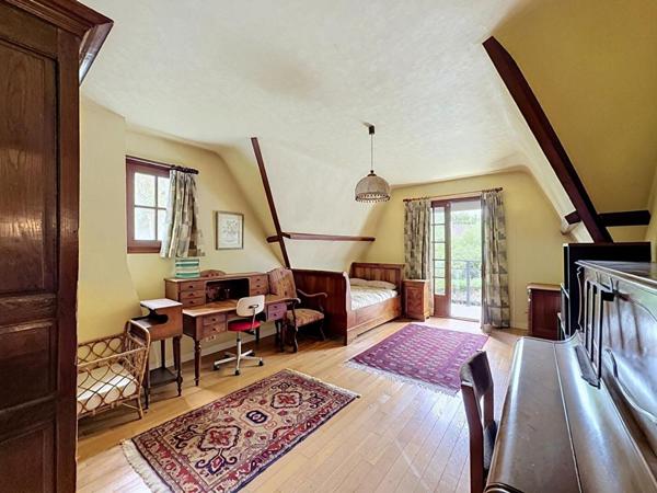 DOMAINE DE LA VALLÉE DE LA BIÈVRE  MAISON FAMILIALE EN LISIÈRE DE FORÊT, AU CALME ABSOLU