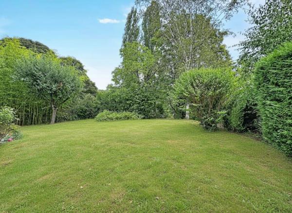 DOMAINE DE LA VALLÉE DE LA BIÈVRE  MAISON FAMILIALE EN LISIÈRE DE FORÊT, AU CALME ABSOLU