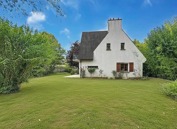 DOMAINE DE LA VALLÉE DE LA BIÈVRE  MAISON FAMILIALE EN LISIÈRE DE FORÊT, AU CALME ABSOLU
