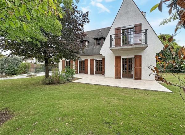 DOMAINE DE LA VALLÉE DE LA BIÈVRE  MAISON FAMILIALE EN LISIÈRE DE FORÊT, AU CALME ABSOLU